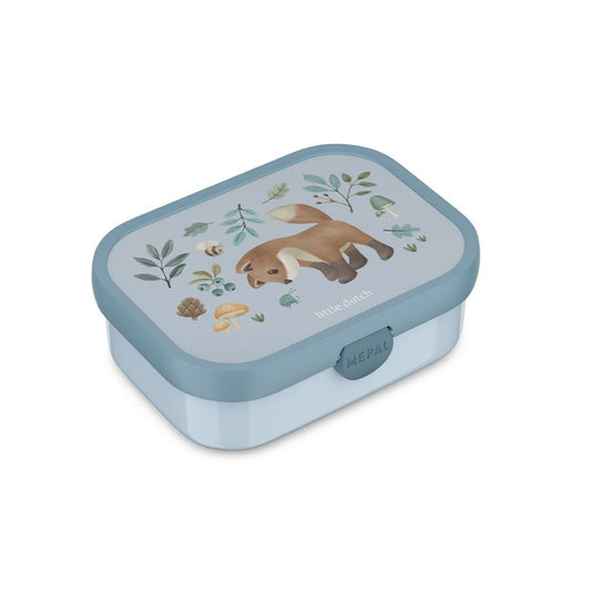 La lonchera&nbsp; Forest friends de Little Dutch es todo lo que necesitas si buscas una caja práctica, resistente y con diseño adorable. Fabricada por Mepal, es perfecta para llevar al cole, a la guarde o en las excursiones del fin de semana. 🎒

💡 Gracias a su sistema de cierre con pestaña, incluso los más peques pueden abrirla y cerrarla sin ayuda. Y por dentro, cuenta con separadores extraíbles y un mini tenedor,