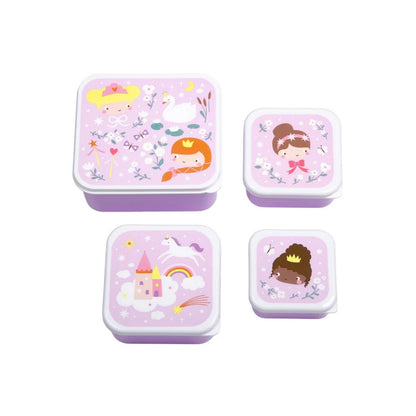  set de 4 cajitas de almuerzo apilables con divertido diseño de coches es el aliado perfecto para la merienda o el tentempié escolar. Al contar con cuatro dimensiones distintas, te permite llevar por separado alimentos variados sin mezclar sabores ni texturas. Son superligeras, muy resistentes al ritmo diario 