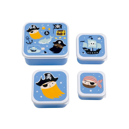 4 cajitas de almuerzo apilables con divertido diseño de piratas es el aliado perfecto para la merienda o el tentempié escolar. Al contar con cuatro dimensiones distintas, te permite llevar por separado alimentos variados sin mezclar sabores ni texturas. Son superligeras, muy resistentes al ritmo diario y su estructura nido permite encajarlas todas dentro de la caja mayor,