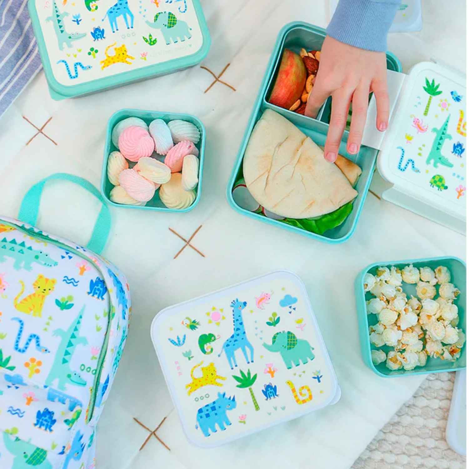  set de 4 cajitas de almuerzo apilables con divertido diseño de jungke es el aliado perfecto para la merienda o el tentempié escolar. Al contar con cuatro dimensiones distintas, te permite llevar por separado alimentos variados sin mezclar sabores ni texturas. 