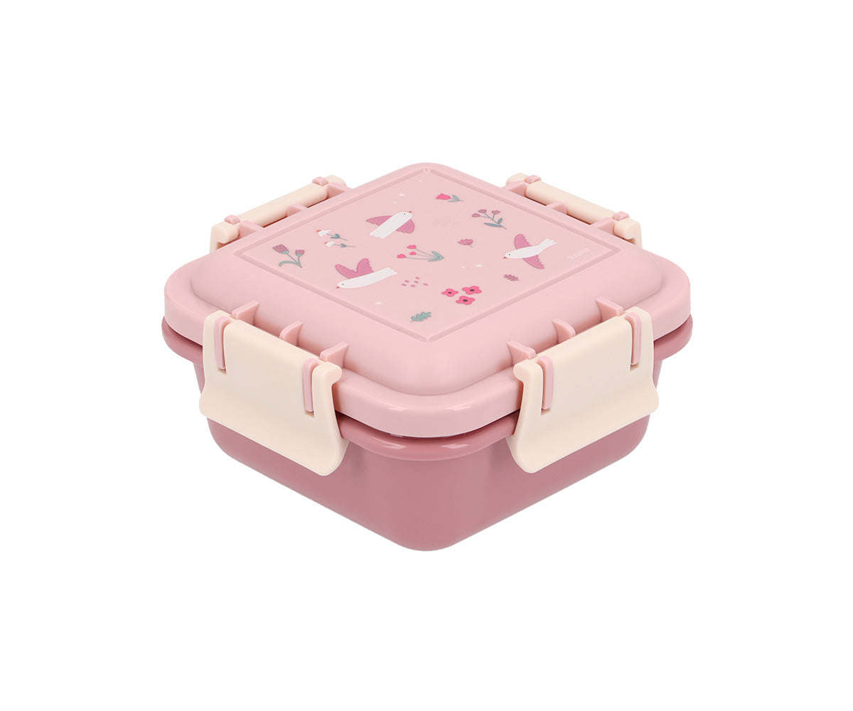  Cajita de Almuerzo Blossom Birds (Pájaros) de 380ml. Este portameriendas infantil pequeño es el accesorio perfecto para que los niños lleven su fruta o galletas bien protegidas al colegio, al parque o de excursión. Su tapa hermética previene cualquier derrame accidental, manteniendo los alimentos frescos y listos para comer. 