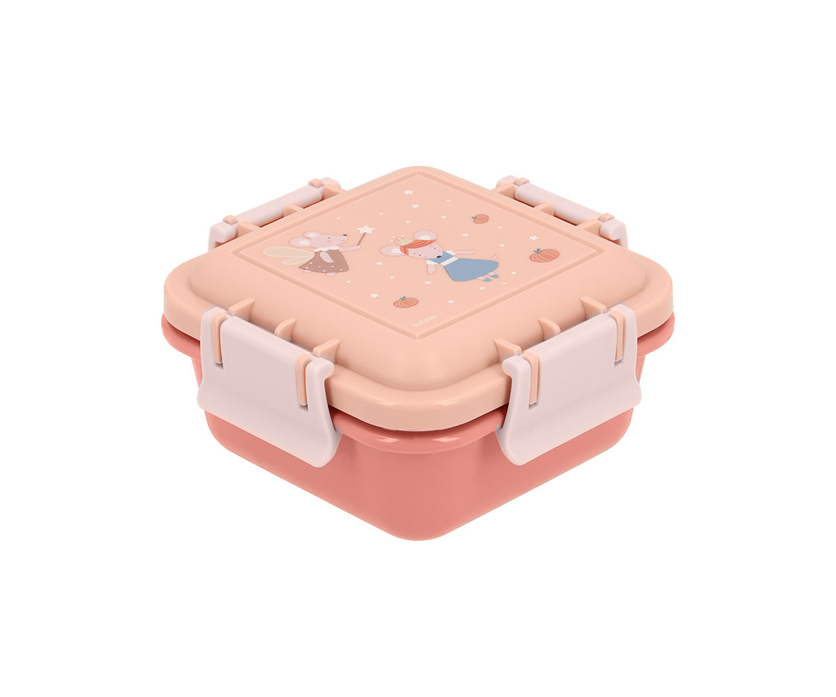 Cajita de Almuerzo Mouse Fairies (Cenicienta) de 380ml. Este portameriendas infantil pequeño es el accesorio perfecto para que los niños lleven su fruta o galletas bien protegidas al colegio, al parque o de excursión. Su tapa hermética previene cualquier derrame accidental, manteniendo los alimentos frescos y listos para comer. 