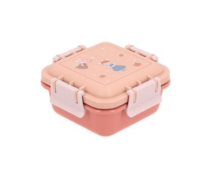  Cajita de Almuerzo Mouse Fairies (Cenicienta) de 380ml. Este portameriendas infantil pequeño es el accesorio perfecto para que los niños lleven su fruta o galletas bien protegidas al colegio, al parque o de excursión. Su tapa hermética previene cualquier derrame accidental, manteniendo los alimentos frescos y listos para comer. 