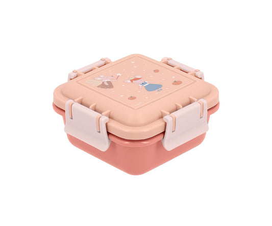  Cajita de Almuerzo Mouse Fairies (Cenicienta) de 380ml. Este portameriendas infantil pequeño es el accesorio perfecto para que los niños lleven su fruta o galletas bien protegidas al colegio, al parque o de excursión. Su tapa hermética previene cualquier derrame accidental, manteniendo los alimentos frescos y listos para comer. 
