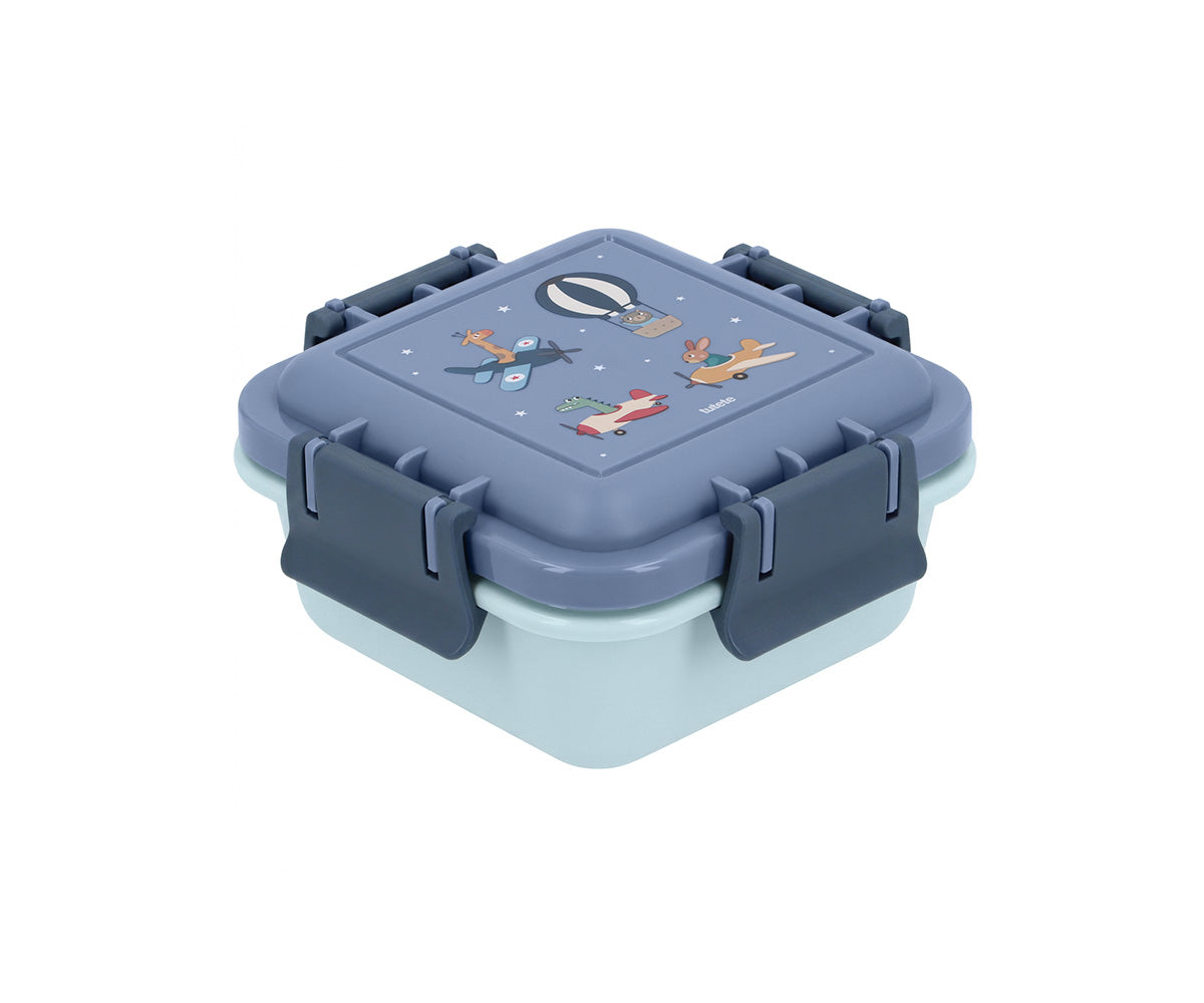 Cajita de Almuerzo Planes (Aviones) de 380ml. Este portameriendas infantil pequeño es el accesorio perfecto para que los niños lleven su fruta o galletas bien protegidas al colegio, al parque o de excursión. Su tapa hermética previene cualquier derrame accidental, manteniendo los alimentos frescos y listos para comer.