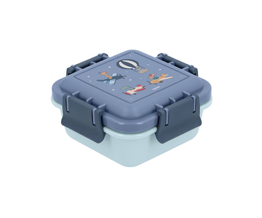 Cajita de Almuerzo Planes (Aviones) de 380ml. Este portameriendas infantil pequeño es el accesorio perfecto para que los niños lleven su fruta o galletas bien protegidas al colegio, al parque o de excursión. Su tapa hermética previene cualquier derrame accidental, manteniendo los alimentos frescos y listos para comer.