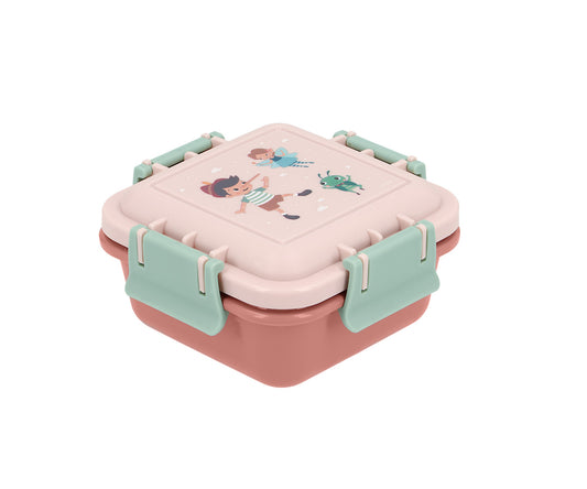 Cajita de Almuerzo Wooden Boy (Pinocho) de 380ml. Este portameriendas infantil pequeño es el accesorio perfecto para que los niños lleven su fruta o galletas bien protegidas al colegio, al parque o de excursión. Su tapa hermética previene cualquier derrame accidental, manteniendo los alimentos frescos y listos para comer.