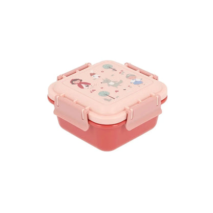 ¡La Cajita Almuerzo infantil Caperucita es perfecta para ti! Esta caja cuenta con una sorprendente ilustración del clásico cuento con dibujos muy molones en la tapa y tiene capacidad suficiente para snacks, frutas o tentempiés saludables.


Además, se cierra con facilidad gracias a sus cuatro puntos de presión, lo que la hace hermética y fácil de abrir para los niños.