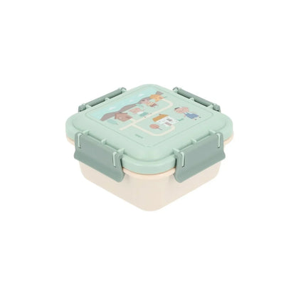 ¡La Cajita Almuerzo infantil Los tres cerditos es perfecta para ti! Esta caja cuenta con una sorprendente ilustración del clásico cuento con dibujos muy molones en la tapa y tiene capacidad suficiente para snacks, frutas o tentempiés saludables