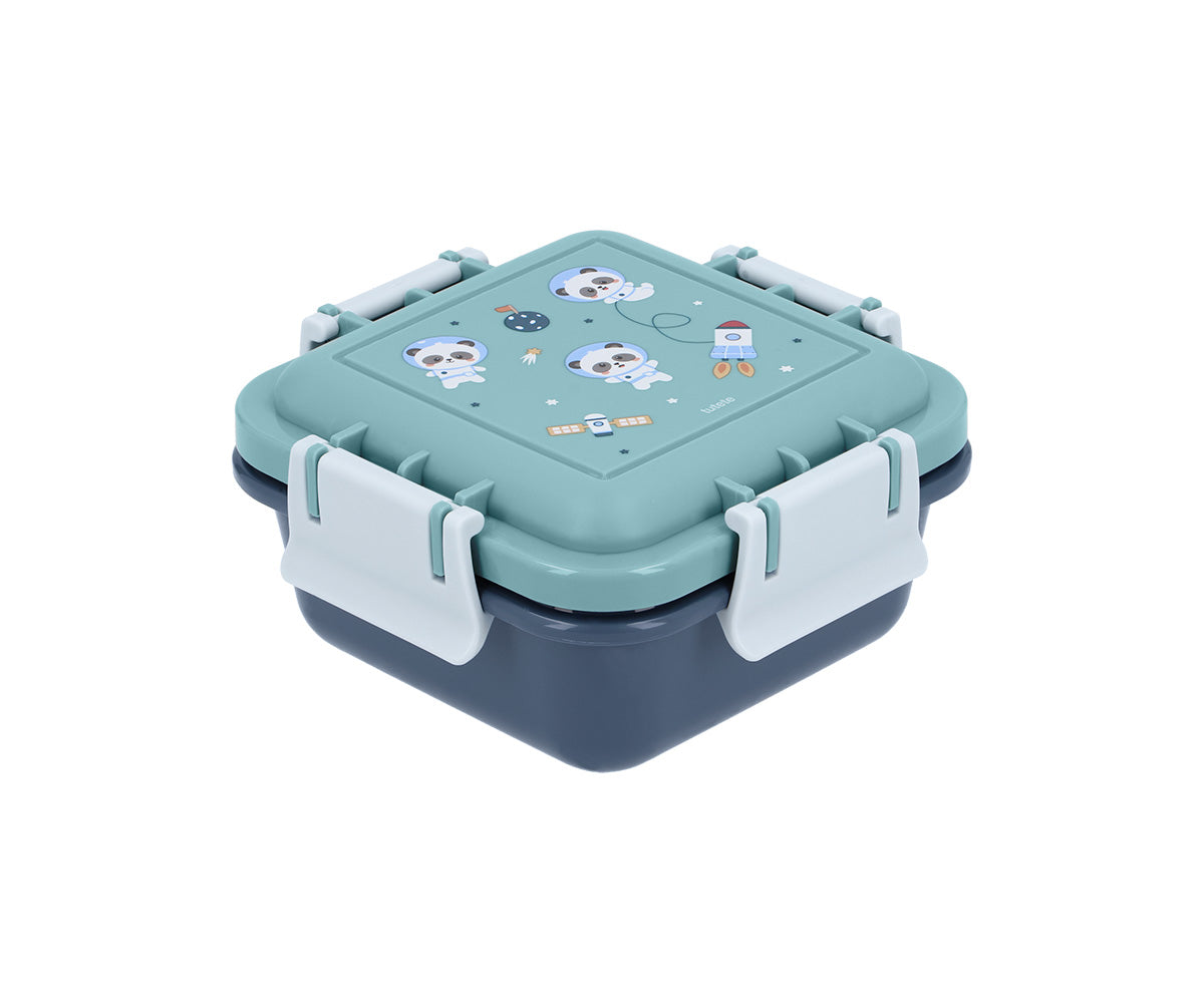  Cajita de Almuerzo Pandas in Space de 380ml. Este portameriendas infantil pequeño es el accesorio perfecto para que los niños lleven su fruta o galletas bien protegidas al colegio, al parque o de excursión. Su tapa hermética previene cualquier derrame accidental, manteniendo los alimentos frescos y listos para comer. 