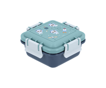  Cajita de Almuerzo Pandas in Space de 380ml. Este portameriendas infantil pequeño es el accesorio perfecto para que los niños lleven su fruta o galletas bien protegidas al colegio, al parque o de excursión. Su tapa hermética previene cualquier derrame accidental, manteniendo los alimentos frescos y listos para comer. 