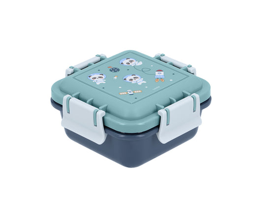  Cajita de Almuerzo Pandas in Space de 380ml. Este portameriendas infantil pequeño es el accesorio perfecto para que los niños lleven su fruta o galletas bien protegidas al colegio, al parque o de excursión. Su tapa hermética previene cualquier derrame accidental, manteniendo los alimentos frescos y listos para comer. 