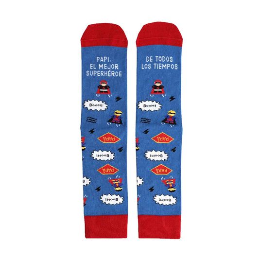 Compra los calcetines "Papi: el mejor superhéroe de todos los tiempos" en Mano de Santa. Algodón premium fabricado en España, diseño tejido y máxima comodidad. ¡El regalo ideal para tu héroe favorito!