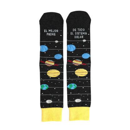 Compra los calcetines "El mejor padre del sistema solar" en Mano de Santa. Algodón premium fabricado en España, diseño tejido y máxima comodidad. ¡El regalo más original para papá!