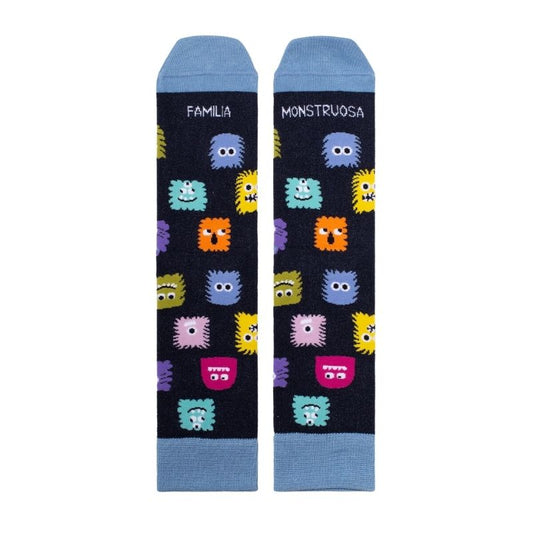 familia monstruosamente genial", estos calcetines son el complemento perfecto para los más mayores, para papá y mamá. ¡Divertidos, cómodos y con mucho estilo!

🦶 Suavidad y calidad para sus pisadas más traviesas