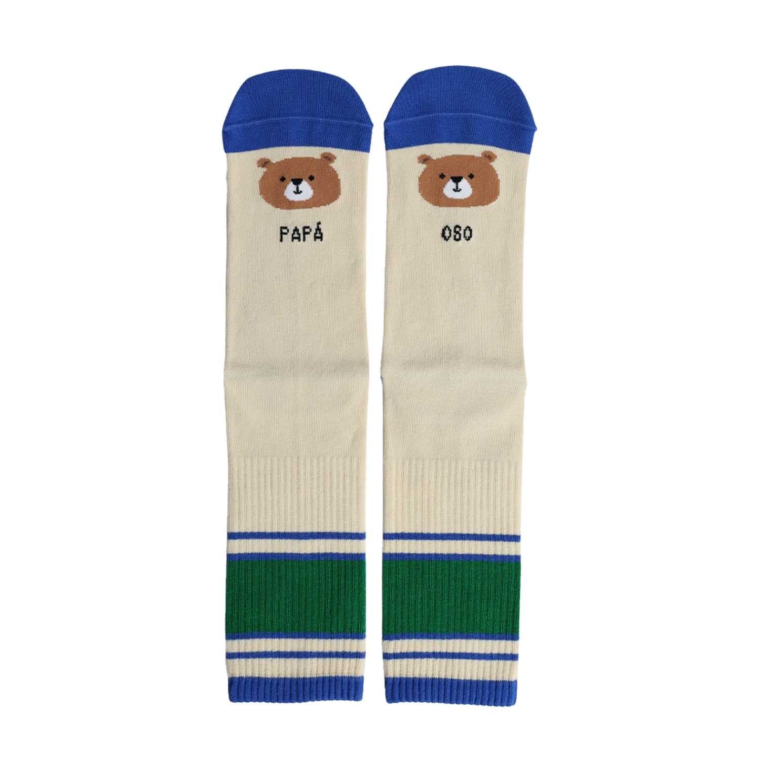 Compra los calcetines "Papá Oso" en Mano de Santa. Algodón premium fabricado en España, diseño tejido de alta resistencia y máxima comodidad. ¡El regalo perfecto para papá!