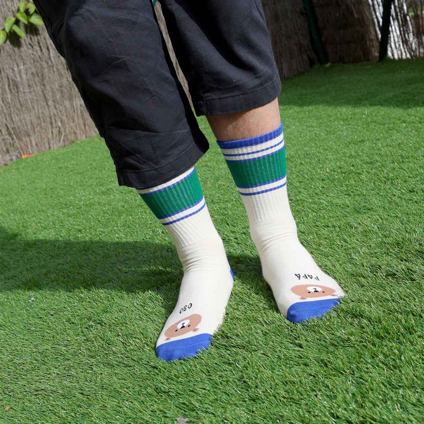 Compra los calcetines "Papá Oso" en Mano de Santa. Algodón premium fabricado en España, diseño tejido de alta resistencia y máxima comodidad. ¡El regalo perfecto para papá!