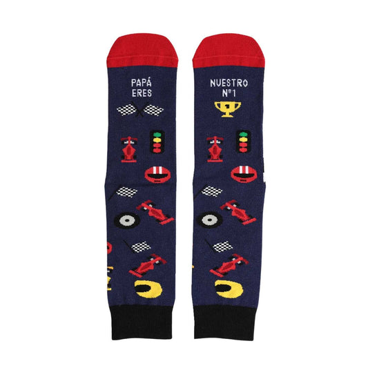 Compra los calcetines "Papá, eres nuestro nº 1" en Mano de Santa. Algodón premium con temática de Fórmula 1 y carreras, fabricados en España. ¡El regalo perfecto para papás veloces!