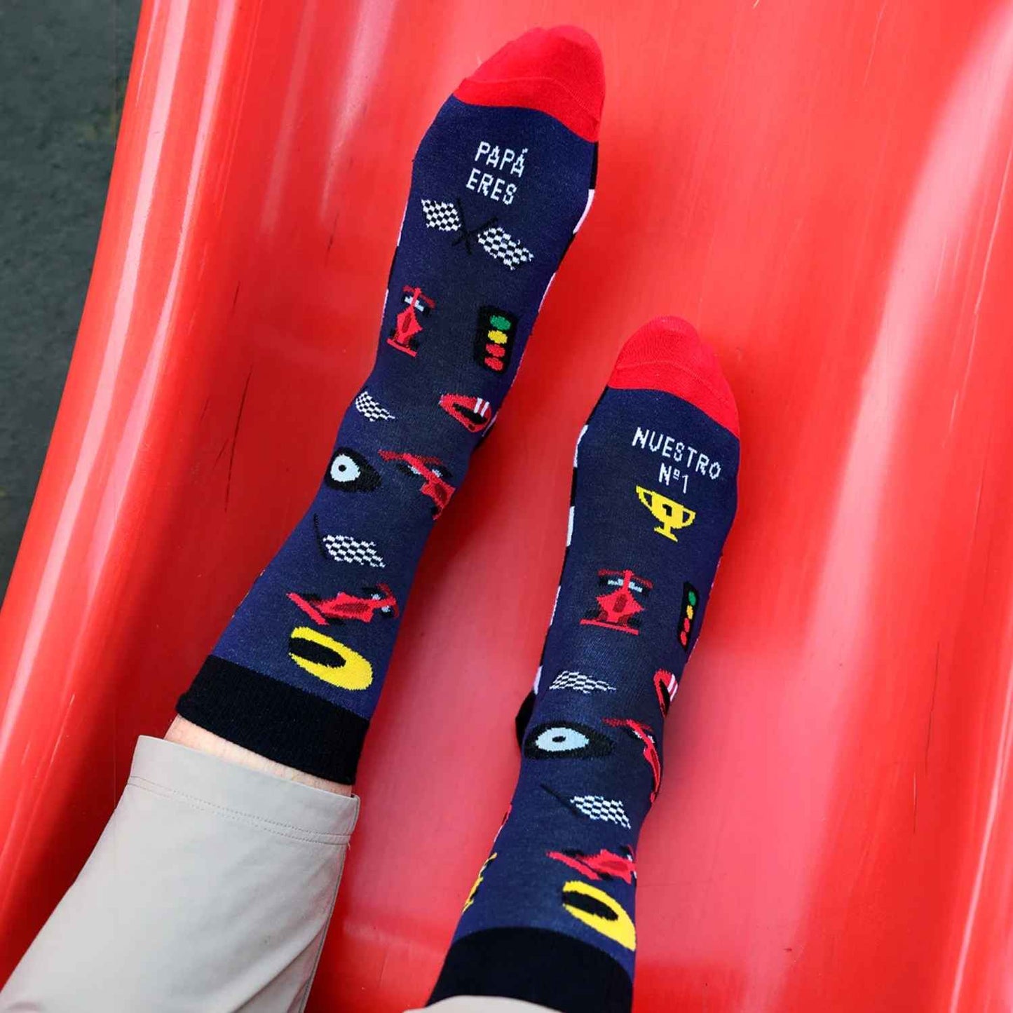 Compra los calcetines "Papá, eres nuestro nº 1" en Mano de Santa. Algodón premium con temática de Fórmula 1 y carreras, fabricados en España. ¡El regalo perfecto para papás veloces!
