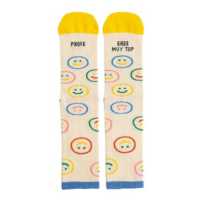 CALCETINES "PROFE, eres muy TOP": El regalo con más pasos de cariño

🍎 Reconocimiento con Estilo: El detalle perfecto para esos profesores que dejan huella y se merecen todo el agradecimiento del mundo.

🧶 Algodón de Máxima Calidad: Tejidos en Valencia con un mínimo de 75% de algodón, garantizando suavidad, frescura y una comodidad superior.
