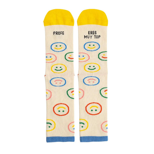 CALCETINES "PROFE, eres muy TOP": El regalo con más pasos de cariño

🍎 Reconocimiento con Estilo: El detalle perfecto para esos profesores que dejan huella y se merecen todo el agradecimiento del mundo.

🧶 Algodón de Máxima Calidad: Tejidos en Valencia con un mínimo de 75% de algodón, garantizando suavidad, frescura y una comodidad superior.