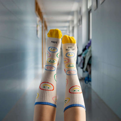 CALCETINES "PROFE, eres muy TOP": El regalo con más pasos de cariño

🍎 Reconocimiento con Estilo: El detalle perfecto para esos profesores que dejan huella y se merecen todo el agradecimiento del mundo.

🧶 Algodón de Máxima Calidad: Tejidos en Valencia con un mínimo de 75% de algodón, garantizando suavidad, frescura y una comodidad superior.