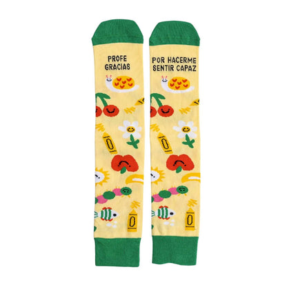 CALCETINES "PROFE, GRACIAS POR HACERME SENTIR CAPAZ": El regalo con más pasos de cariño

🍎 Reconocimiento con Estilo: El detalle perfecto para esos profesores que dejan huella y se merecen todo el agradecimiento del mundo.

🧶 Algodón de Máxima Calidad: Tejidos en Valencia con un mínimo de 75% de algodón, garantizando suavidad, frescura y una comodidad superior.