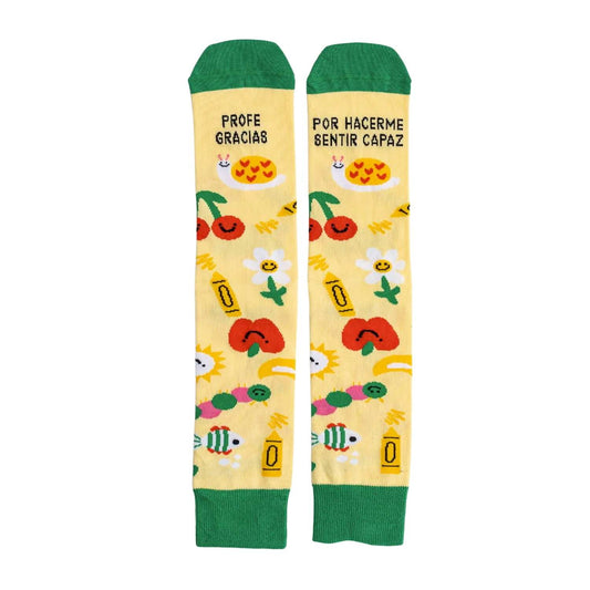CALCETINES "PROFE, GRACIAS POR HACERME SENTIR CAPAZ": El regalo con más pasos de cariño

🍎 Reconocimiento con Estilo: El detalle perfecto para esos profesores que dejan huella y se merecen todo el agradecimiento del mundo.

🧶 Algodón de Máxima Calidad: Tejidos en Valencia con un mínimo de 75% de algodón, garantizando suavidad, frescura y una comodidad superior.