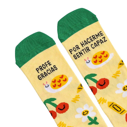 CALCETINES "PROFE, GRACIAS POR HACERME SENTIR CAPAZ": El regalo con más pasos de cariño

🍎 Reconocimiento con Estilo: El detalle perfecto para esos profesores que dejan huella y se merecen todo el agradecimiento del mundo.

🧶 Algodón de Máxima Calidad: Tejidos en Valencia con un mínimo de 75% de algodón, garantizando suavidad, frescura y una comodidad superior.