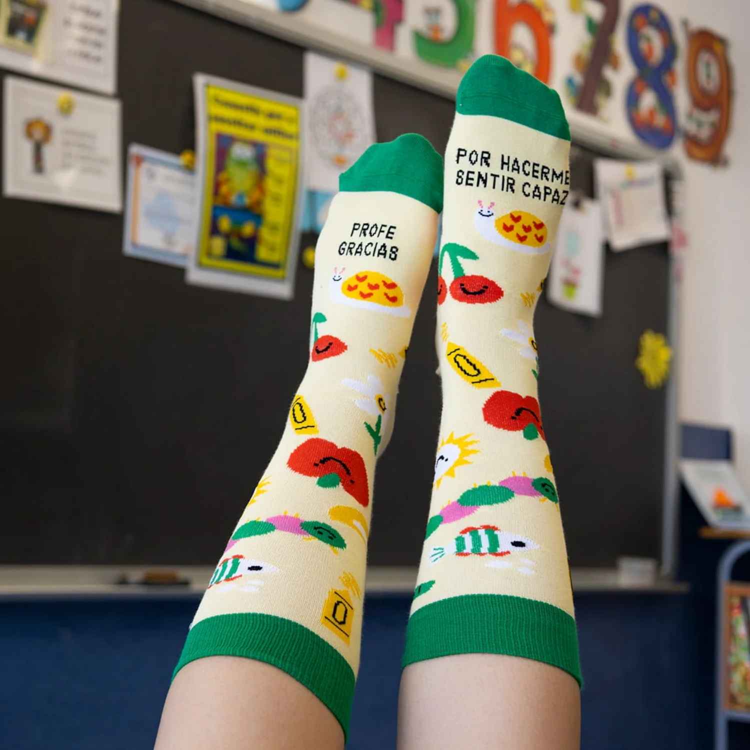 CALCETINES "PROFE, GRACIAS POR HACERME SENTIR CAPAZ": El regalo con más pasos de cariño

🍎 Reconocimiento con Estilo: El detalle perfecto para esos profesores que dejan huella y se merecen todo el agradecimiento del mundo.

🧶 Algodón de Máxima Calidad: Tejidos en Valencia con un mínimo de 75% de algodón, garantizando suavidad, frescura y una comodidad superior.