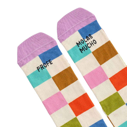 Calcetines "Profe, molas mucho" (Talla 36-41). Un regalo original y divertido fabricado en España con algodón de alta calidad y certificado OEKO-TEX®. ¡Sorprende a tu profe en www.manodesantaoficial.es!