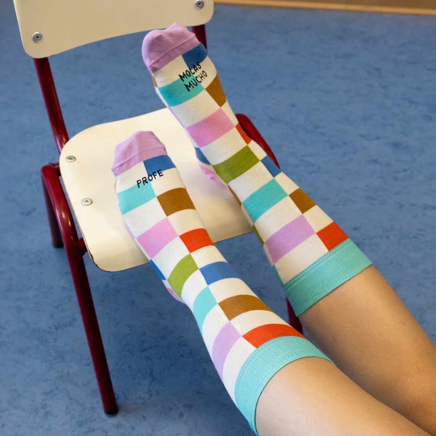 Calcetines "Profe, molas mucho" (Talla 36-41). Un regalo original y divertido fabricado en España con algodón de alta calidad y certificado OEKO-TEX®. ¡Sorprende a tu profe en www.manodesantaoficial.es!