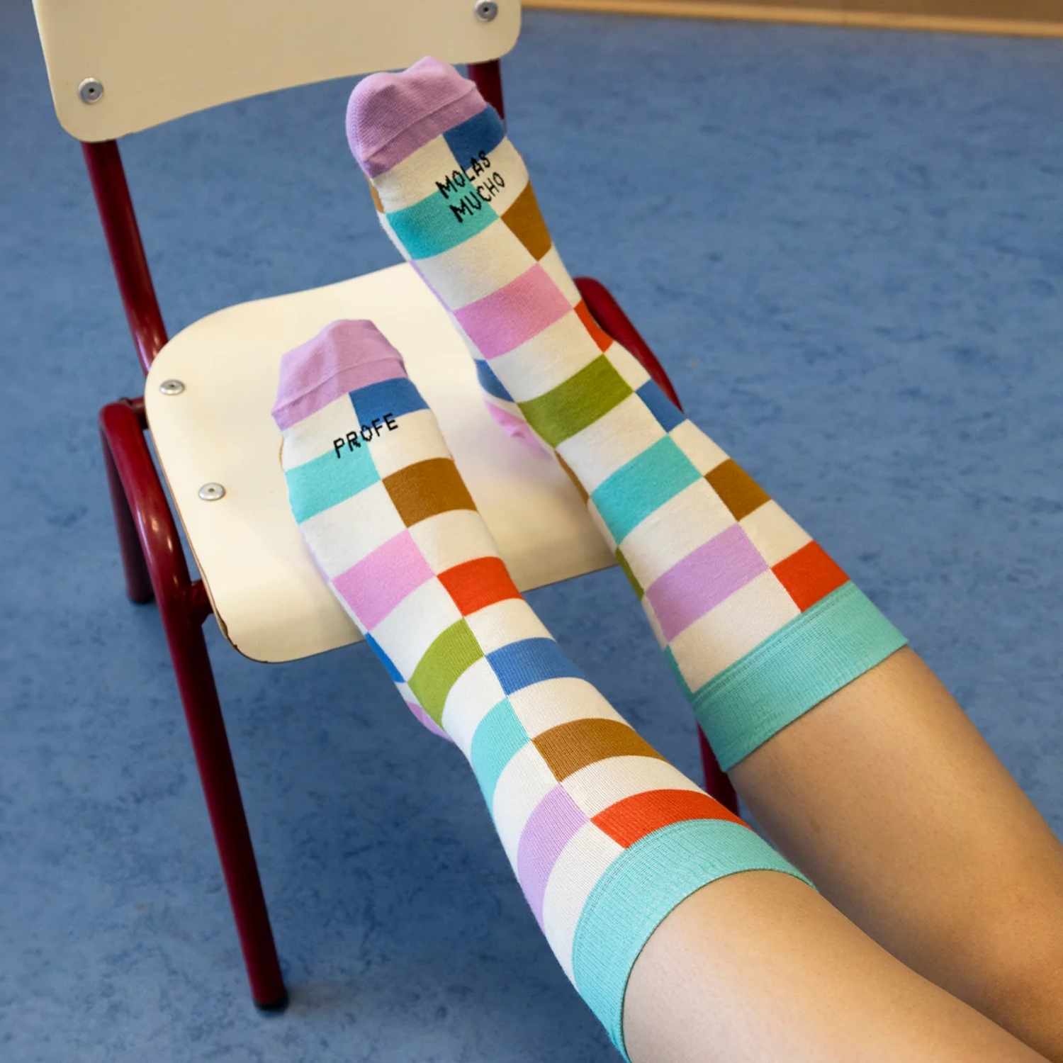 Calcetines "Profe, molas mucho" (Talla 36-41). Un regalo original y divertido fabricado en España con algodón de alta calidad y certificado OEKO-TEX®. ¡Sorprende a tu profe en www.manodesantaoficial.es!