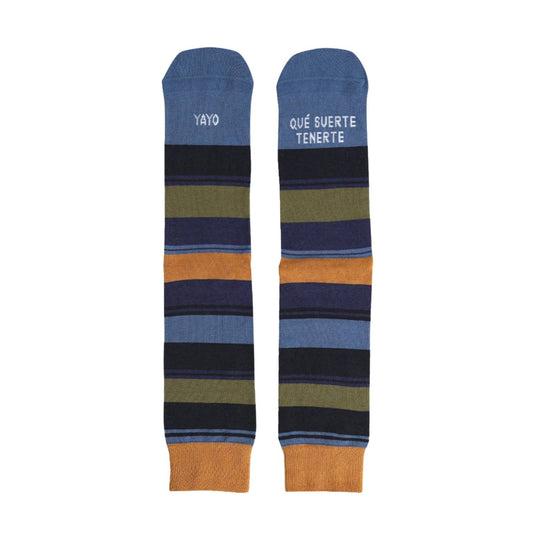 Compra los calcetines "Yayo, qué suerte tenerte" en Mano de Santa. Diseño clásico de rayas, algodón premium fabricado en España y mensaje tejido de alta durabilidad. ¡El regalo perfecto para el yayo!