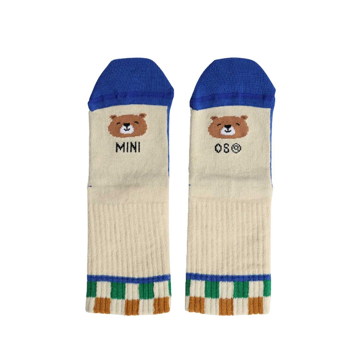 Consigue los calcetines infantiles "Mini Osito" de Mano de Santa. Algodón premium certificado, diseño tejido resistente y fabricado en España. ¡Perfectos para ir a juego con papá!