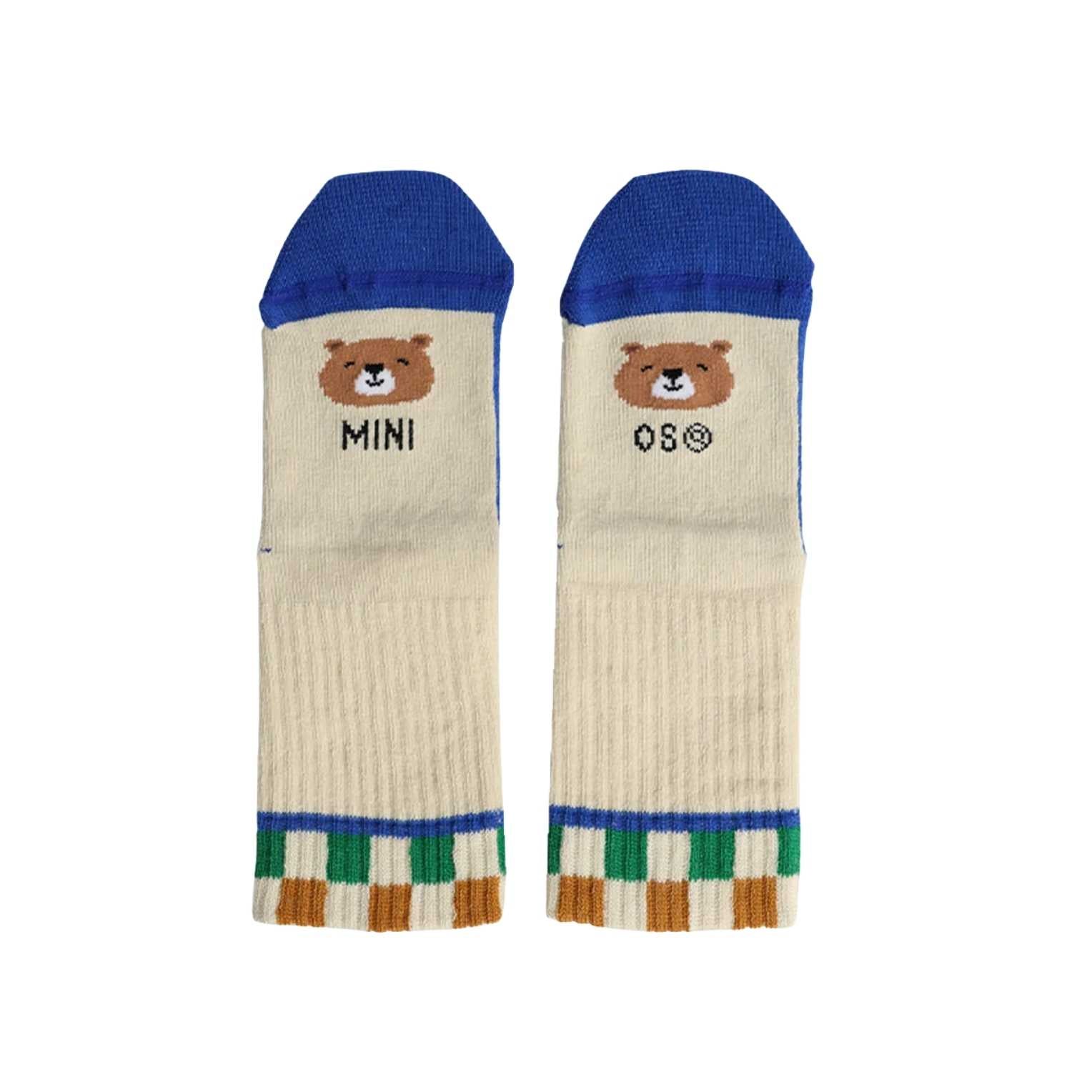 Consigue los calcetines infantiles "Mini Osito" de Mano de Santa. Algodón premium certificado, diseño tejido resistente y fabricado en España. ¡Perfectos para ir a juego con papá!