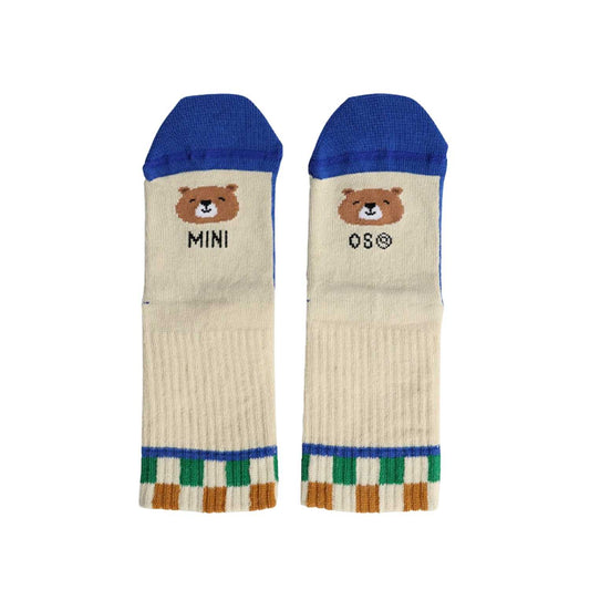 Consigue los calcetines infantiles "Mini Osito" de Mano de Santa. Algodón premium certificado, diseño tejido resistente y fabricado en España. ¡Perfectos para ir a juego con papá!