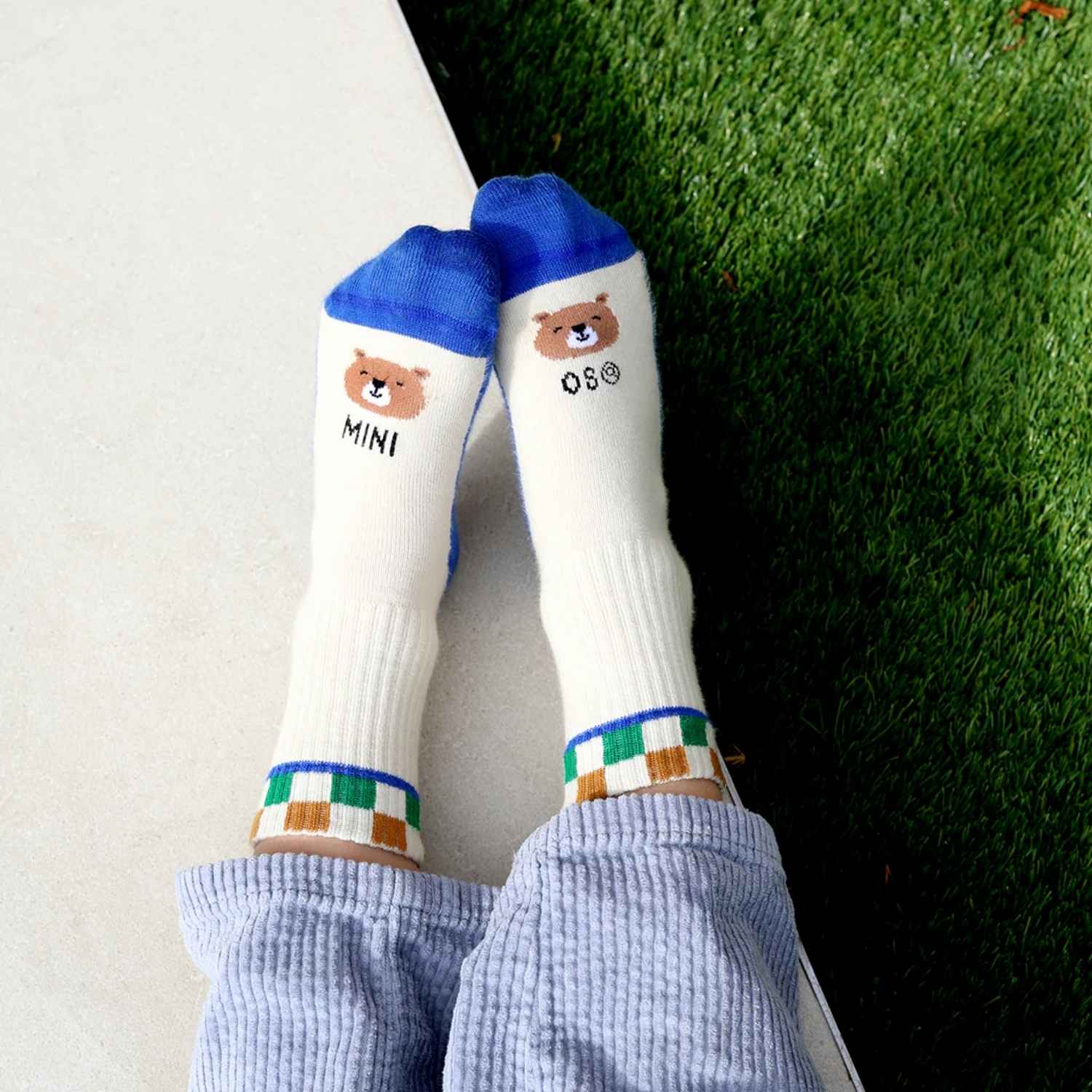 Consigue los calcetines infantiles "Mini Osito" de Mano de Santa. Algodón premium certificado, diseño tejido resistente y fabricado en España. ¡Perfectos para ir a juego con papá!