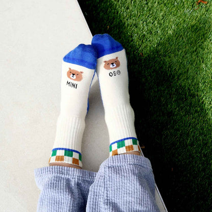 Consigue los calcetines infantiles "Mini Osito" de Mano de Santa. Algodón premium certificado, diseño tejido resistente y fabricado en España. ¡Perfectos para ir a juego con papá!