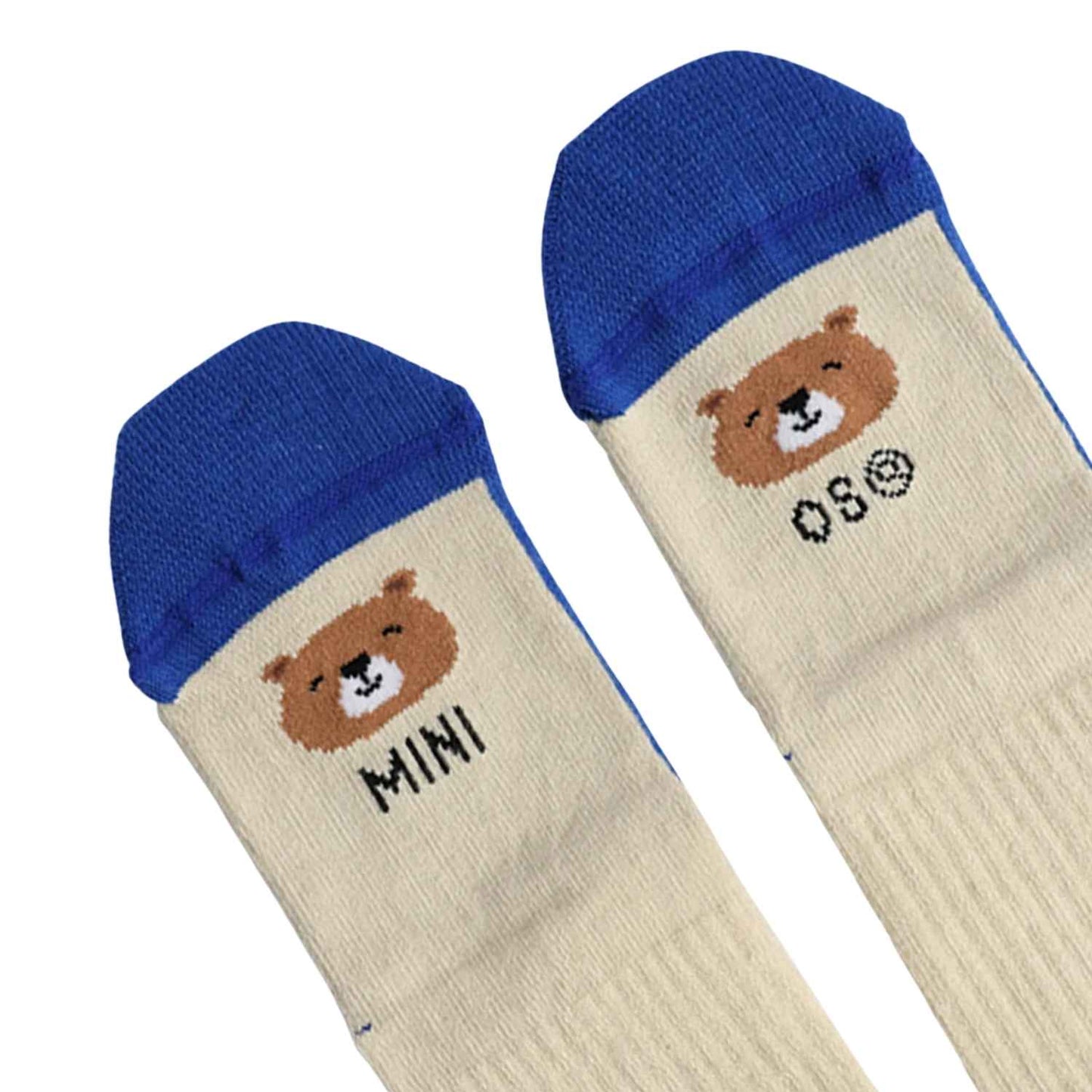 Consigue los calcetines infantiles "Mini Osito" de Mano de Santa. Algodón premium certificado, diseño tejido resistente y fabricado en España. ¡Perfectos para ir a juego con papá!