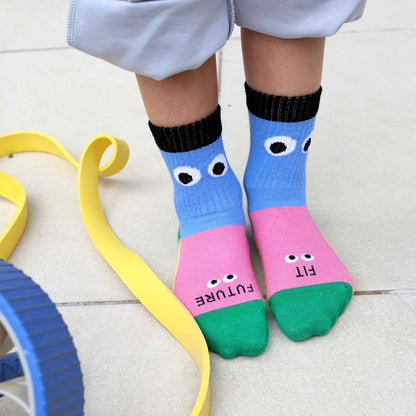 Descubre los calcetines infantiles Mini Fit de Mano de Santa. Algodón premium certificado, mensajes tejidos y diseños divertidos fabricados en España para todas las edades.