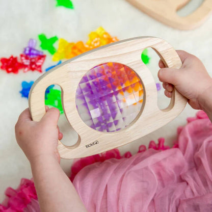 Panel Kaleidoscopio Easy Hold – Juego sensorial en madera FSC ✨🔍
Edad recomendada: +12 meses
Dimensiones: 18,5 x 12 x 2 cm (diámetro del inserto: 8 cm)
Incluye: 1 panel de madera con lente tipo caleidoscopio
