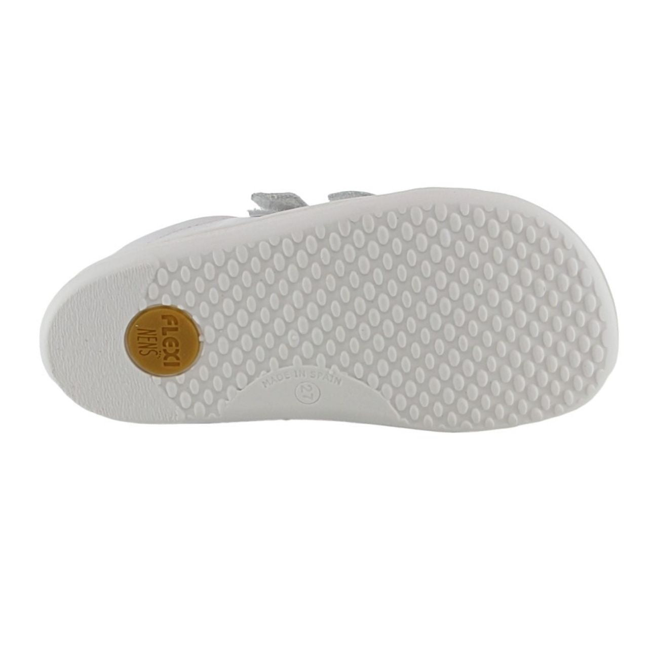 Calzado respetuoso  escolar blanco flexi nens Horma anatómica, plantilla extraíble, suela fina, flexible y plana de 4 mm, Sistema de regulación de cierre de doble velcro y suela de goma antideslizante en color blanco.