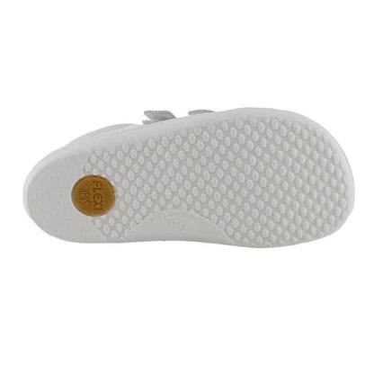 Calzado respetuoso  escolar blanco flexi nens Horma anatómica, plantilla extraíble, suela fina, flexible y plana de 4 mm, Sistema de regulación de cierre de doble velcro y suela de goma antideslizante en color blanco.