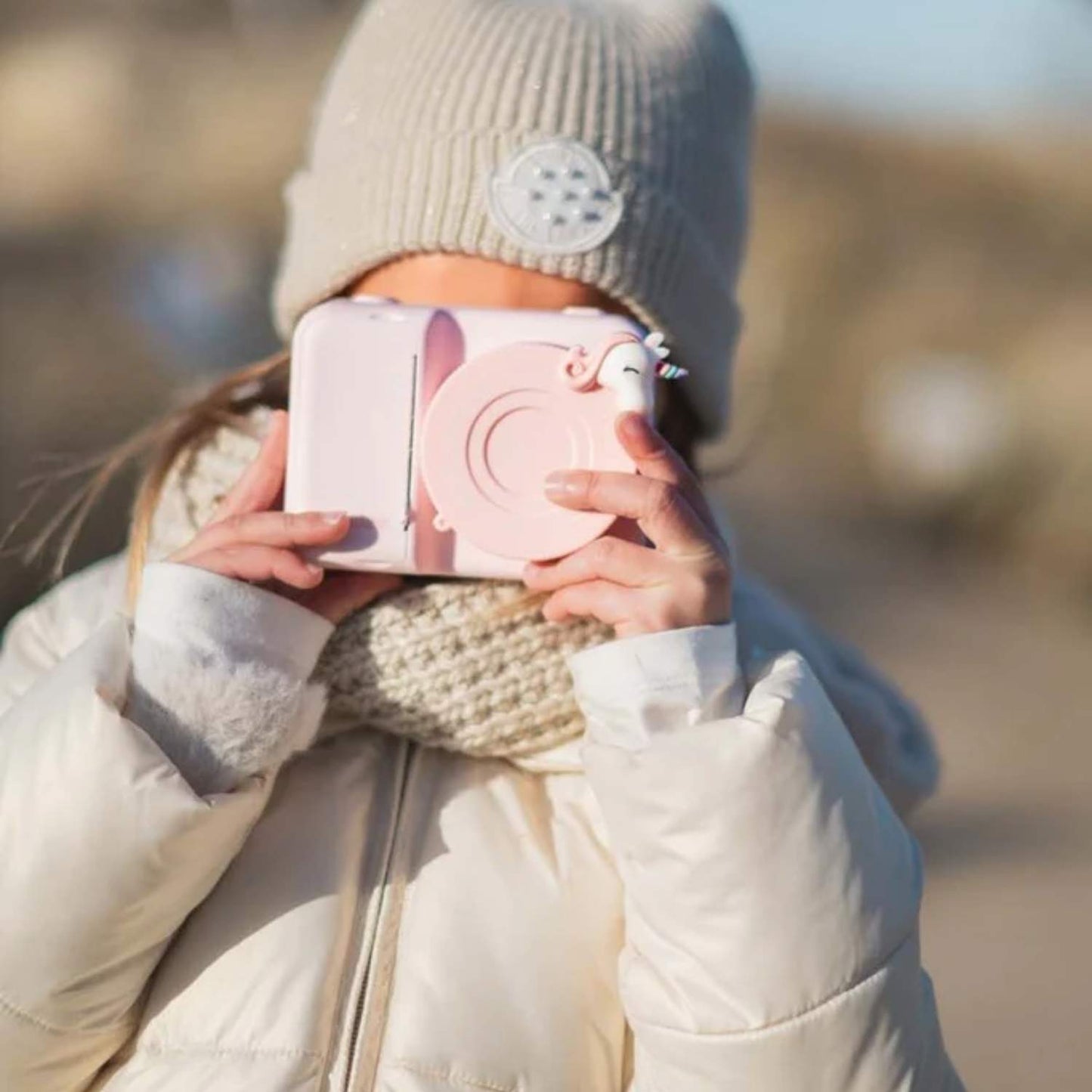 Cámara Digital de Impresión Instantánea Unicornio(48MP, Sin Tinta)

La&nbsp;Cámara Digital de Impresión Instantánea es la herramienta ideal para la creatividad. Permite a los niños capturar, grabar e imprimir fotos al instante en papel térmico, sin necesidad de costosos cartuchos ni de esperar a que se sequen.