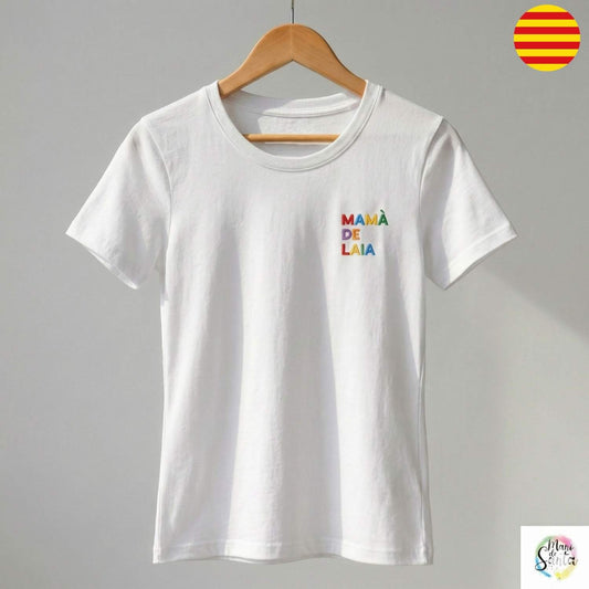 Camiseta Personalizada para Mamá ENTALLADA EN CATALÁ Blanca "MAMÀ DE (Nombre)"– El Regalo Perfecto con Bordado Único