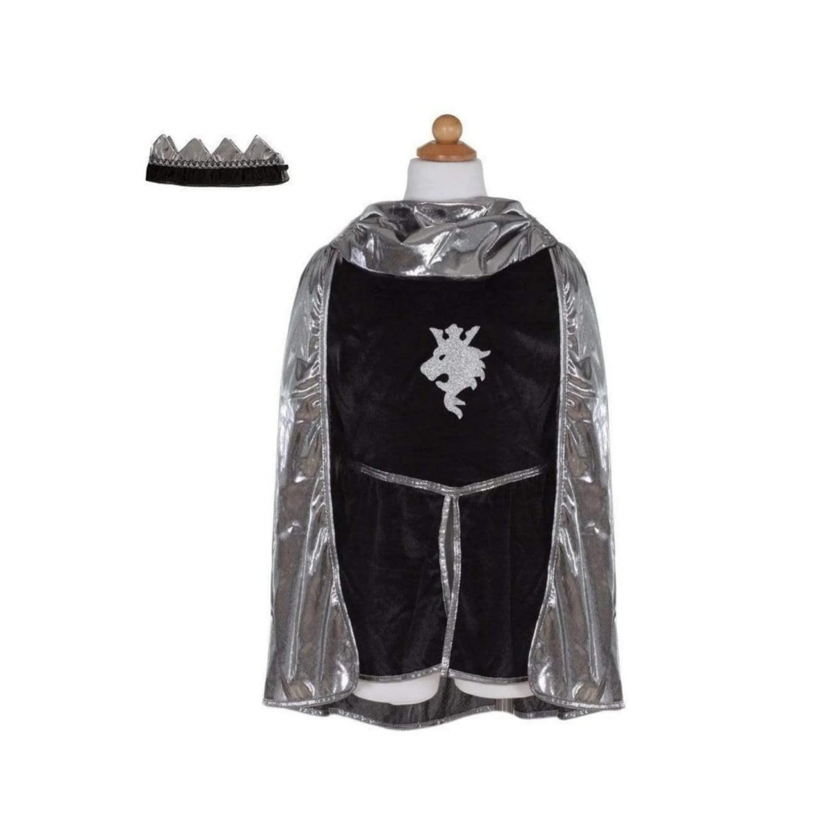 La túnica de terciopelo negro con capucha y mangas largas de tela de cota de malla está adornada con el emblema de un león de purpurina. La capa de punto líquido plateada, que se puede poner y quitar con velcro, completa el conjunto. Y no te olvides de la última pieza, la corona de caballero a juego con detalles plateadas&nbsp;