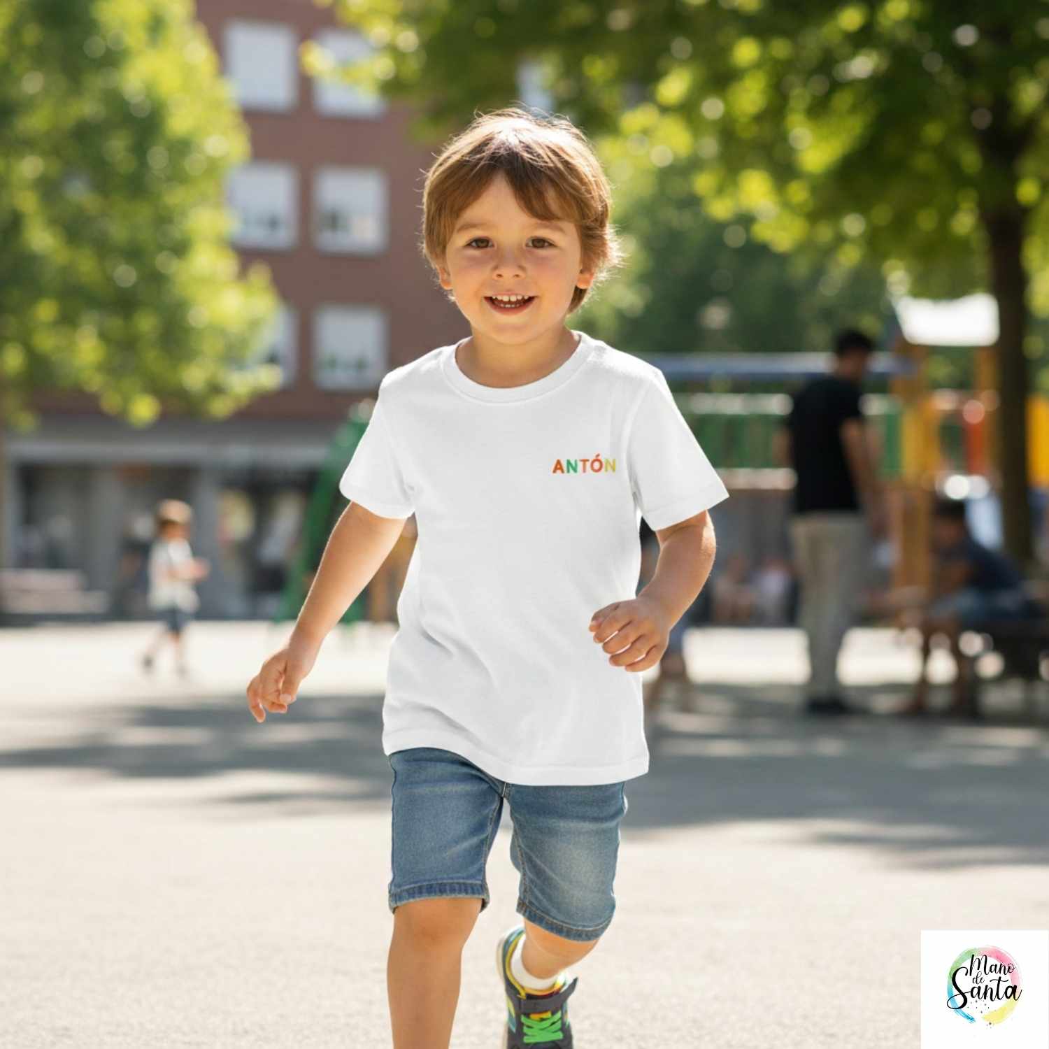 Compra la camiseta infantil personalizada con nombre bordado en relieve multicolor de Mano de Santa. Algodón premium 100% resistente y suave para niños.