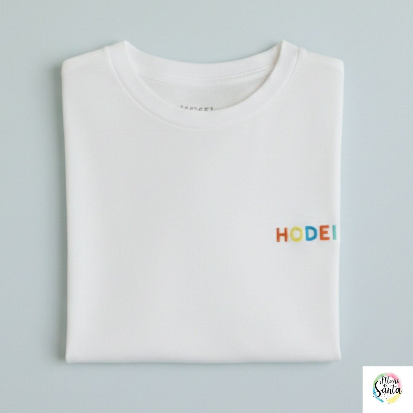 Compra la camiseta infantil personalizada con nombre bordado en relieve multicolor de Mano de Santa. Algodón premium 100% resistente y suave para niños.