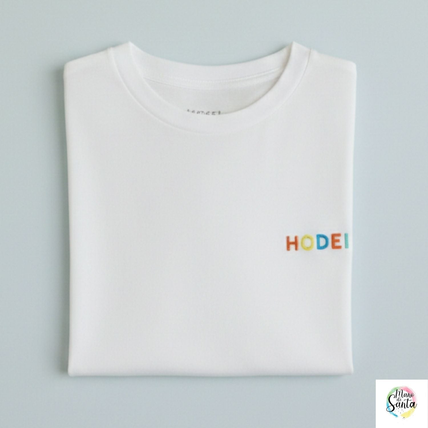 Compra la camiseta infantil personalizada con nombre bordado en relieve multicolor de Mano de Santa. Algodón premium 100% resistente y suave para niños.